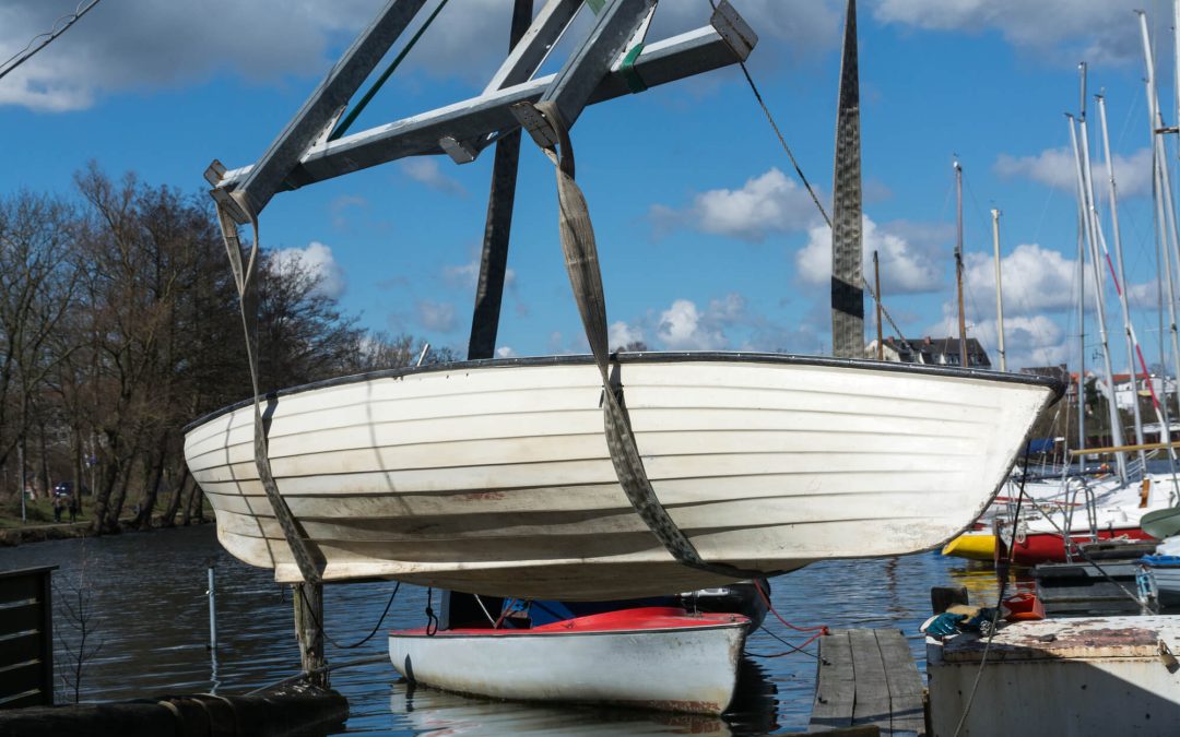 How to Operate a Boat Lift Safely